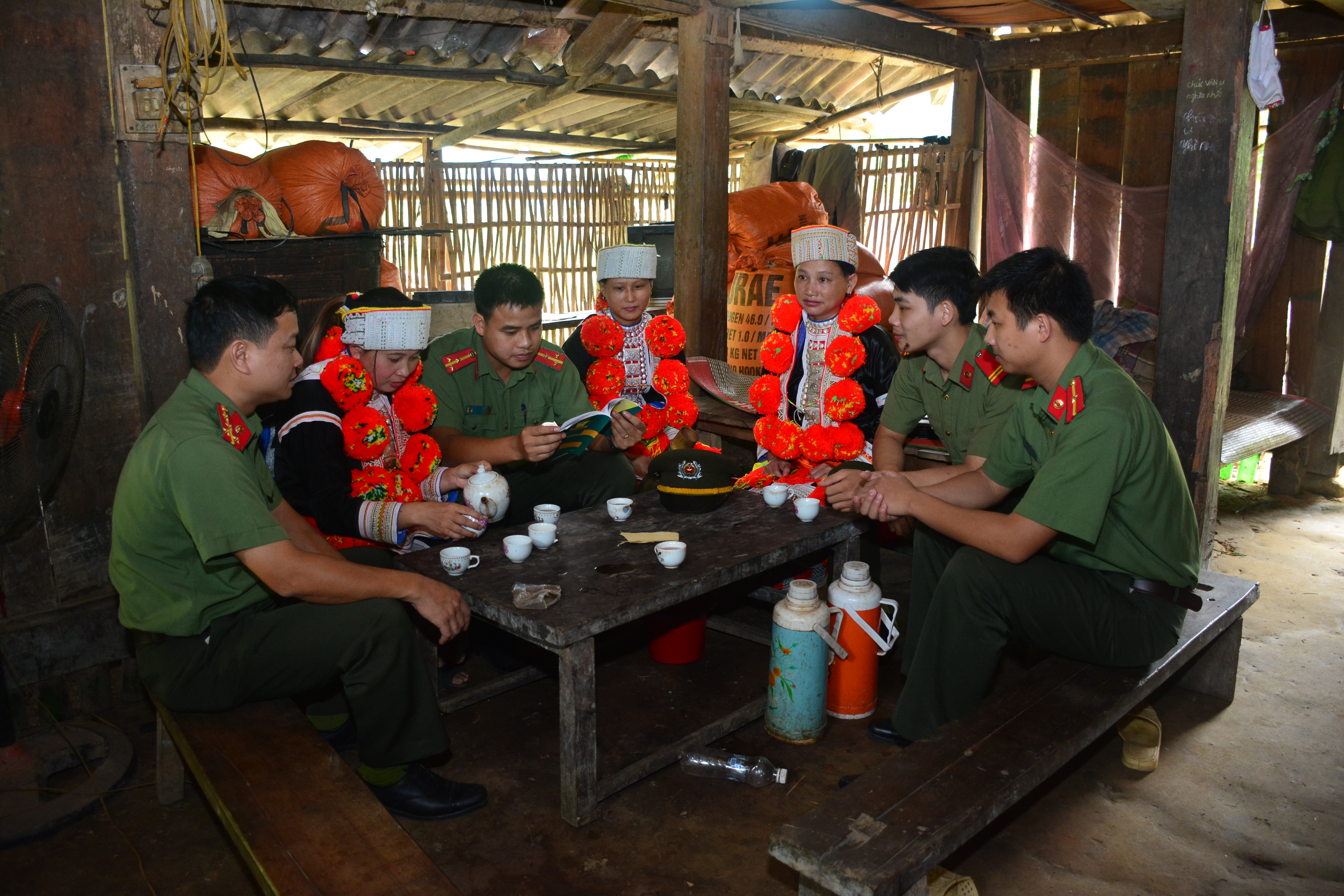 Cán bộ an ninh tuyên truyền pháp luật, vận động quần chúng tại địa bàn dân cư (Tuyên Quang).